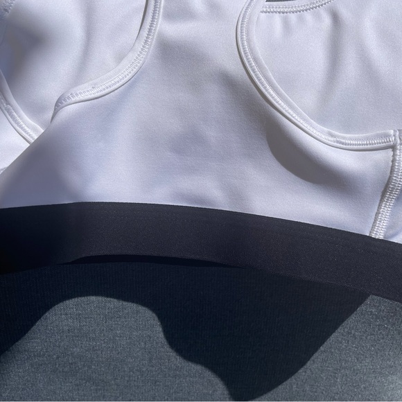 Nike sports bra white and black xs - Picture 6 of 6